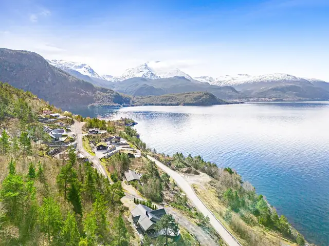 Folgefonna skisenter ligger kun ca. 1 times kjøretur unna. I tillegg er det kun ca. 30 minutters kjøretur til Jondal sentrum og omtrent 1 times kjøretur til Odda sentrum, som tilbyr et bredt utvalg av servicetilbud, inkludert kles- og sportsbutikker