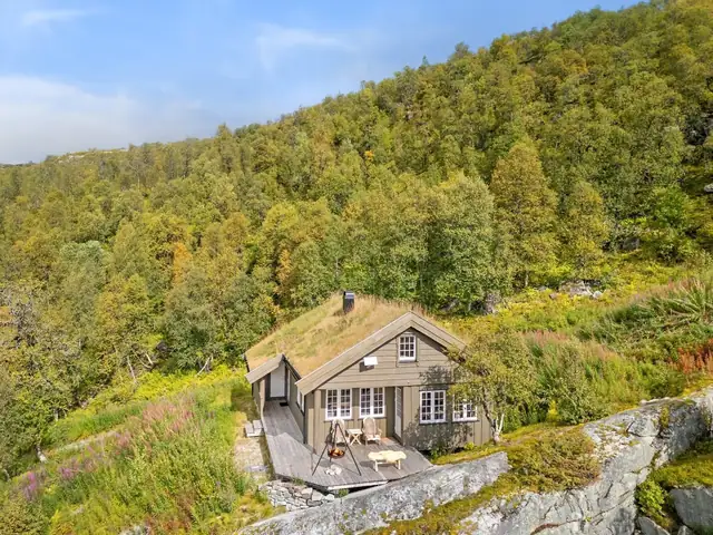 Eiendommen ligger på Bruskarva, like øst for Maurset