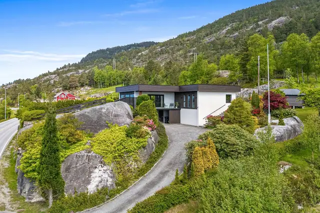 - En arkitekttegnet enebolig over 2 plan med gjennomgående svært god standard, idyllisk tomt og fantastisk sjøutsikt -