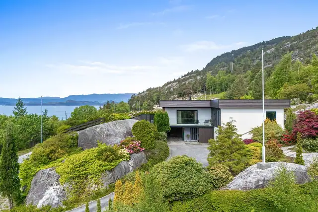 - Tomten er nydelig opparbeidet med hage, terrasseareal, beplantning mm. -