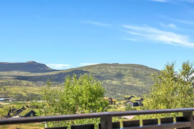 - Hytta byr på kvaliteter som 58m² solrikt terrasseareal, garasjeplass, badstue og grillhytte-
