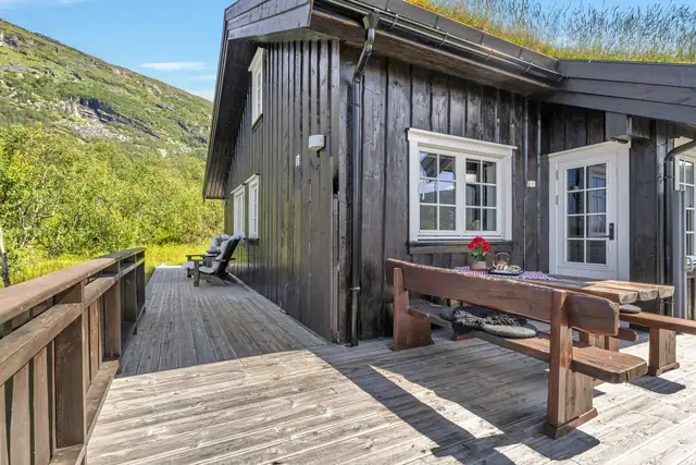- Terrassen er vendt mot tre himmelretninger, så her kan man forflytte seg med solen -