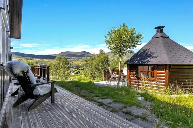- Til kjøpers store glede medfølger det en hyggelig grillhytte -