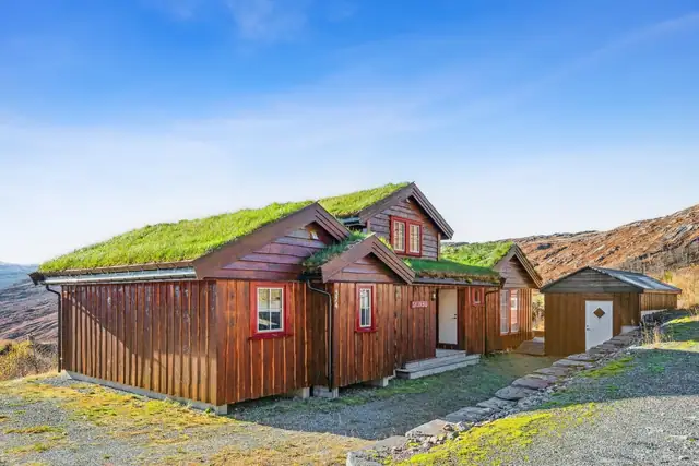 - Hytten har også et uthus/skibod på 16m² -