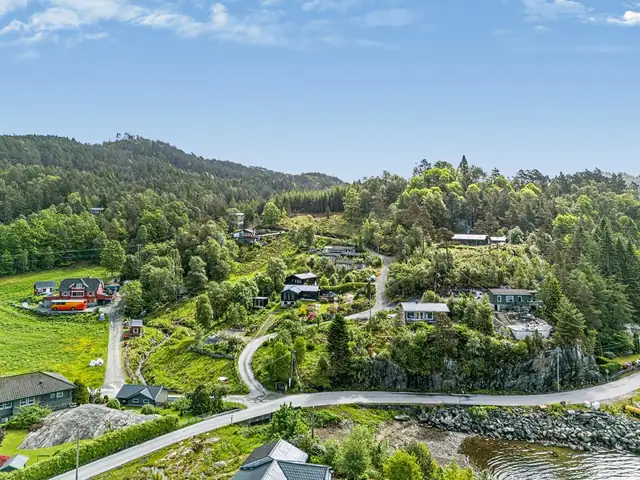 - Boligen har et rolig, sjønært og landlig preg med spredt bebyggelse. Med god blanding av helårsboliger, fritidsbebyggelse, mindre næringsvirksomhet og landbruks-/skogeiendommer.  -
