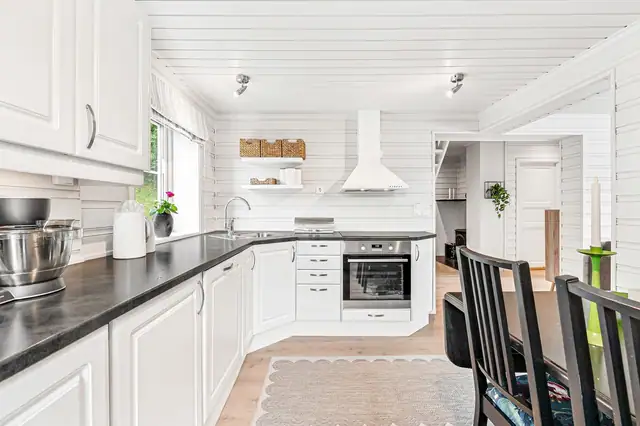 - Kjøkkeninnredning med profilerte fronter. Benkeplate av laminat -