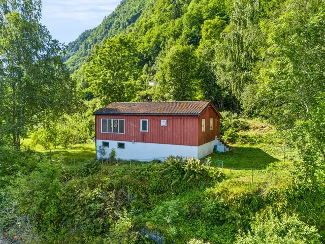 - Eiendommen har en opparbeidet tomt med hage. Eiendommen fremstår med eldre standard. -