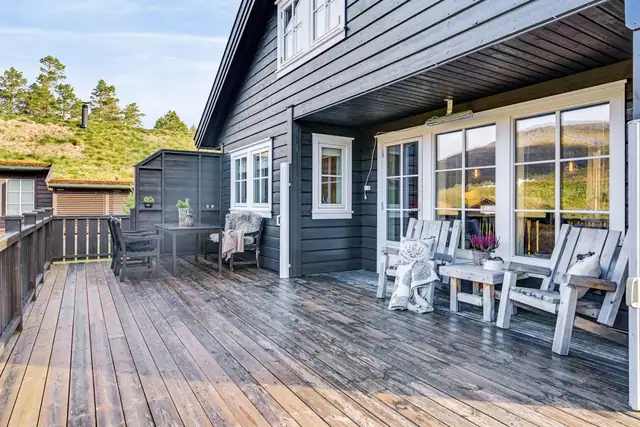 - Her ligger alt til rette for lange dager utendørs, enten det er morgenkaffen, grilling eller hyggelige kvelder med familie og venner. -