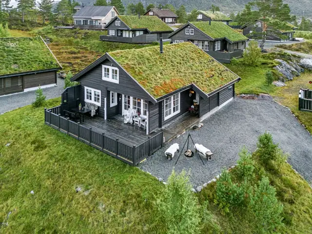 - Eiendommen ligger i Langedal hyttefelt på Seljestad ved Skare i Ullensvang kommune, i et etablert og attraktivt hytteområde i overgangen mot høyfjellet. -