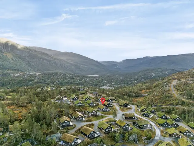 - Det er gode parkeringsmuligheter på eiendommen, med plass til inntil 5 biler på egen gårdsplass og i oppkjørselen. -