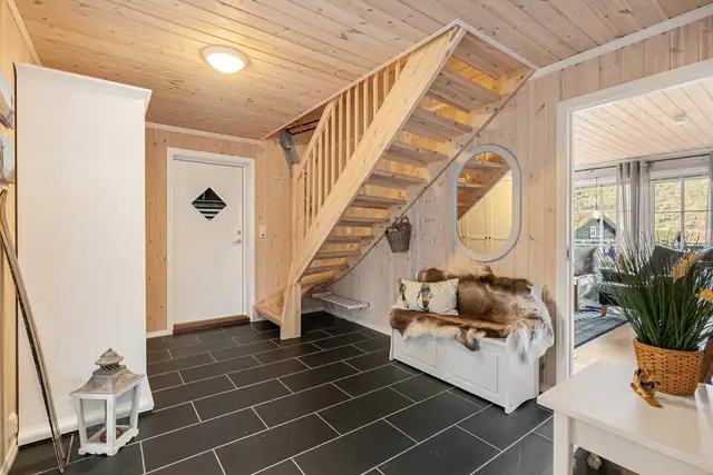 - Romslig gang som ønsker velkommen inn -