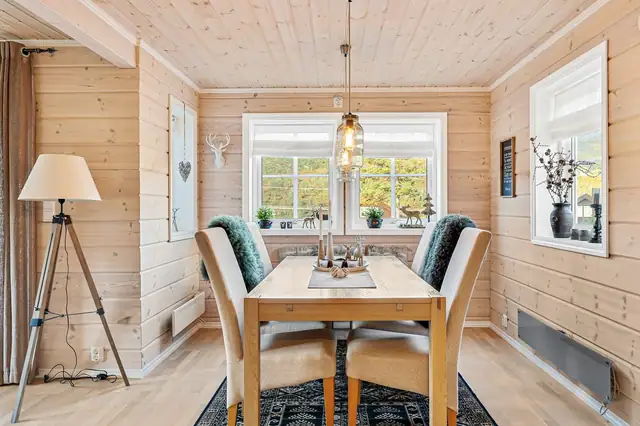 - Hyggelig spiseplass med god plass til å samle familie og venner rundt bordet. -