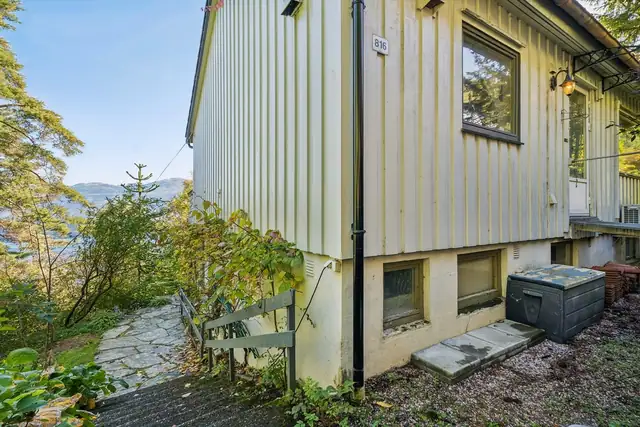 - Boligen ligger i enden av etablert boligfelt, omringet av flott natur og hyggelige naboer -