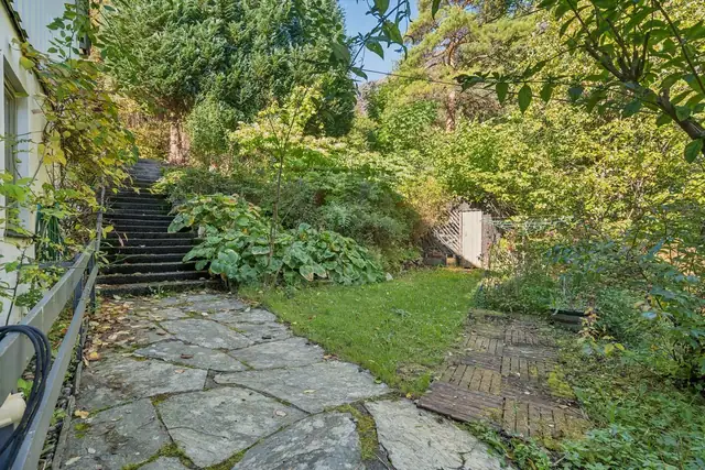 - Tomten opparbeidet med forstøtningsmur, platting/terrasse, beplantning, og hage med plen. På nedsiden av boligen er det en pent opparbeidet steinplatting og steinsatt fontene.  -